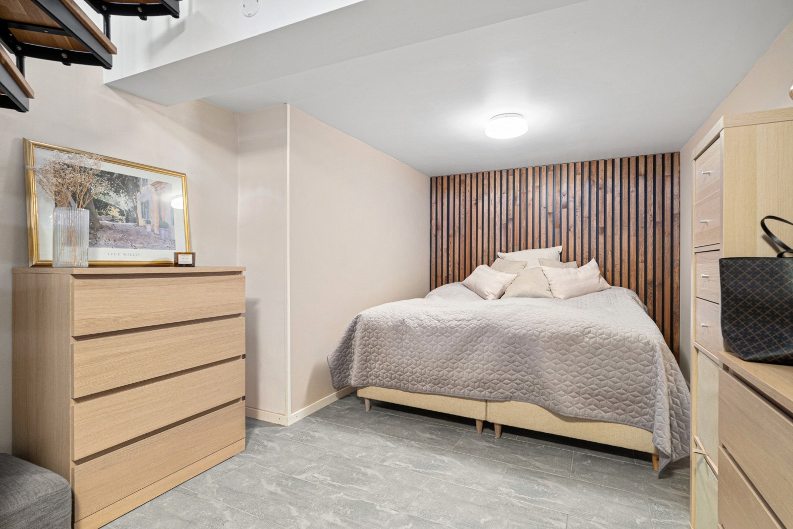 Her har man rikelig med plass til en stor dobbeltseng og mye garderobeplass. Galleribilde