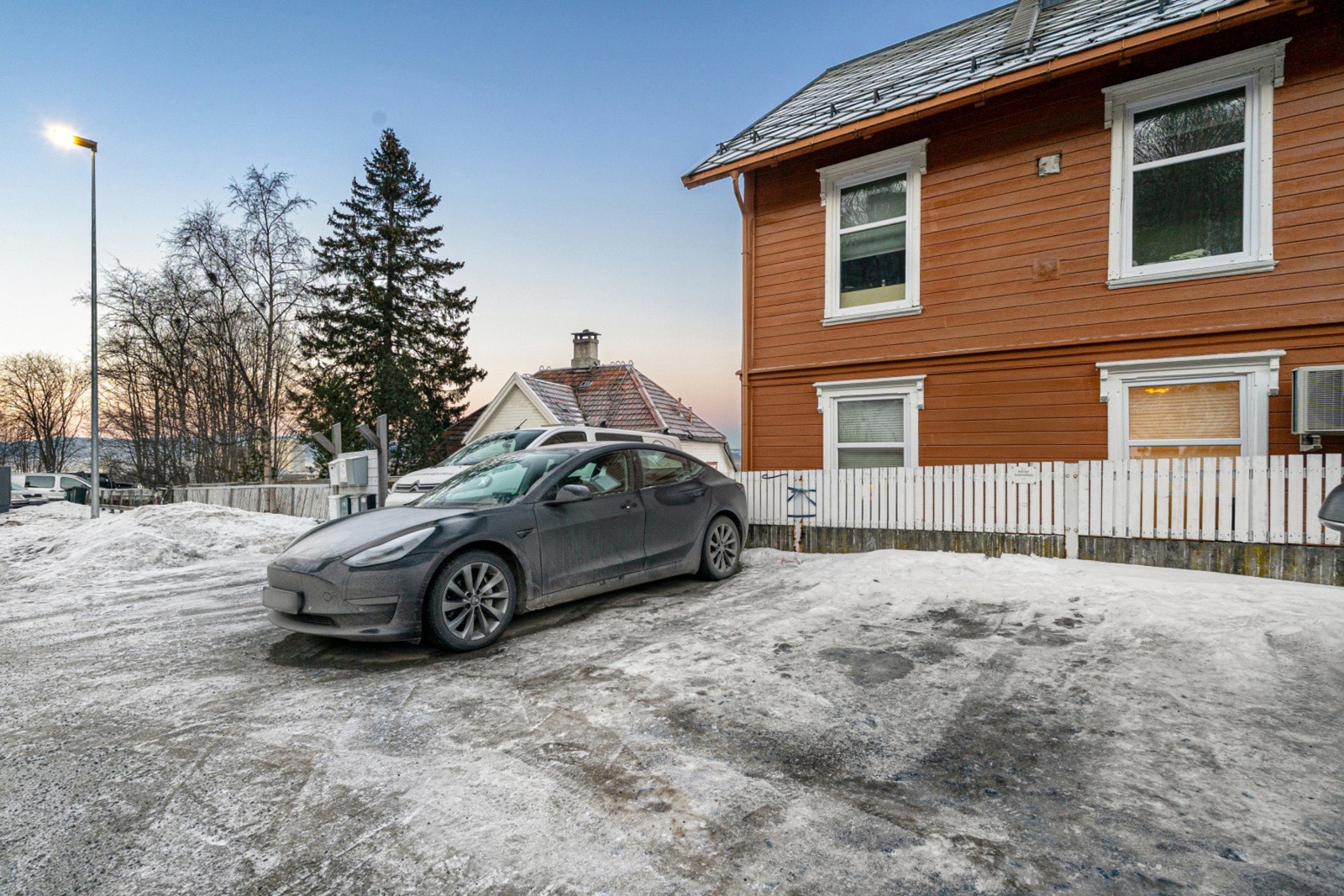 Egen utendørs parkeringsplass ved inngangsparti. Galleribilde