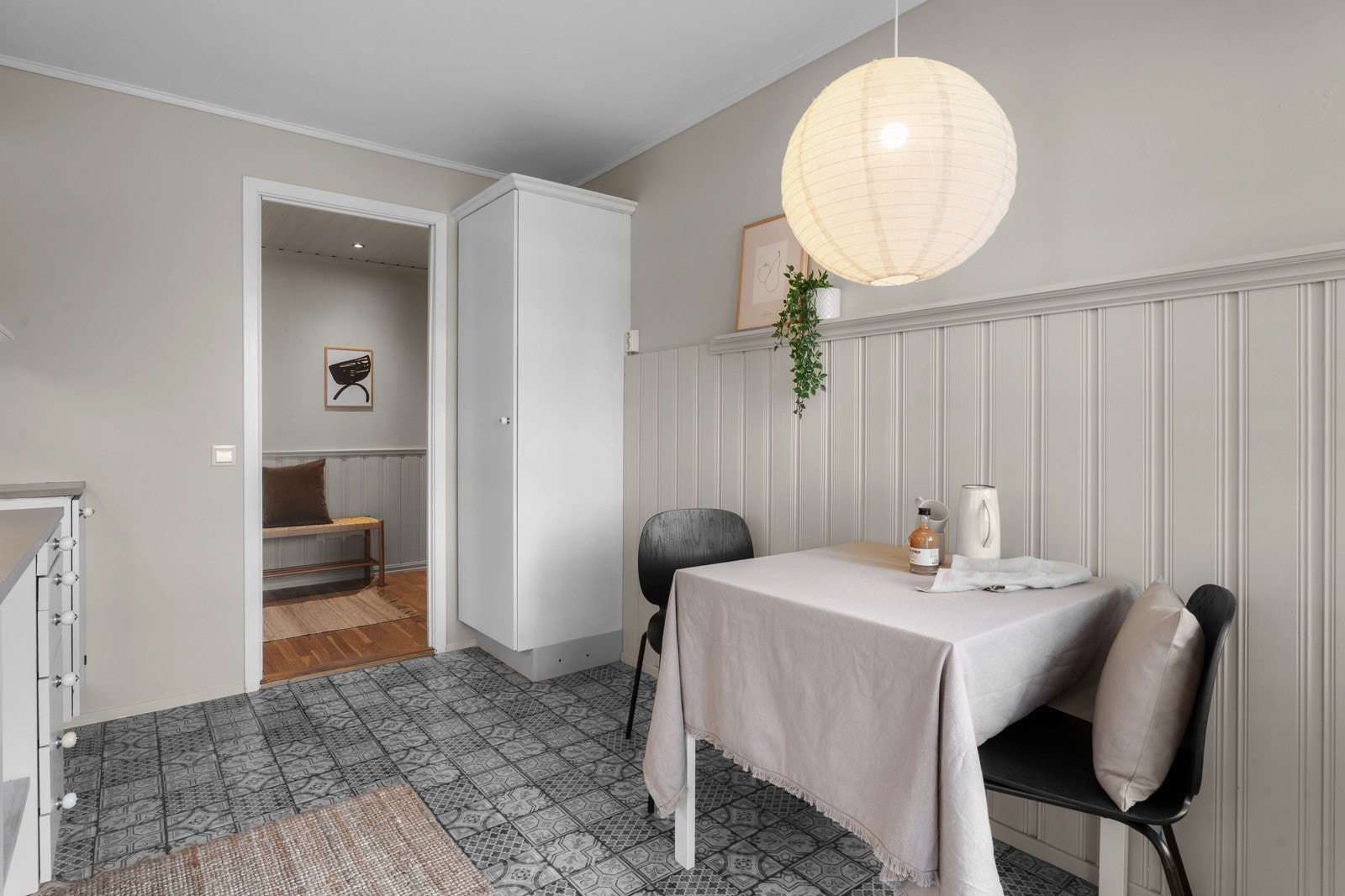 På kjøkkenet er det plass til spisebord med stoler. Galleribilde