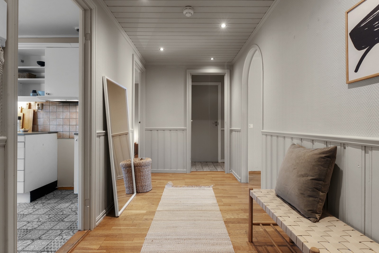 Velkommen inn! Romslig entré med god plass til avheng av yttertøy og sko - med plass til å etablere skap/hylleløsninger. Galleribilde