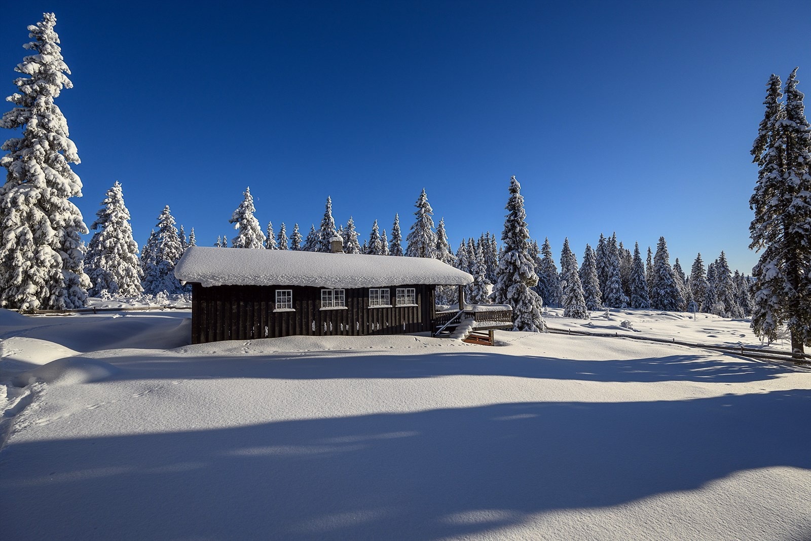 Hytta ligger ca 500 meter fra parkeringsplassen. Skisporet går rett forbi hytta. Galleribilde