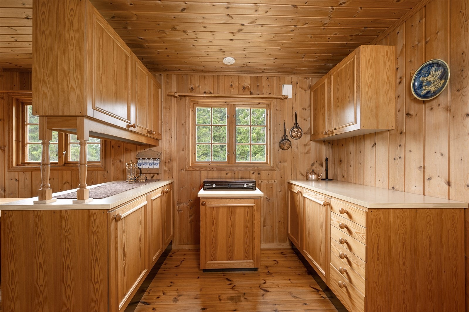 Lyst og praktisk hyttekjøkken med god skapplass Galleribilde