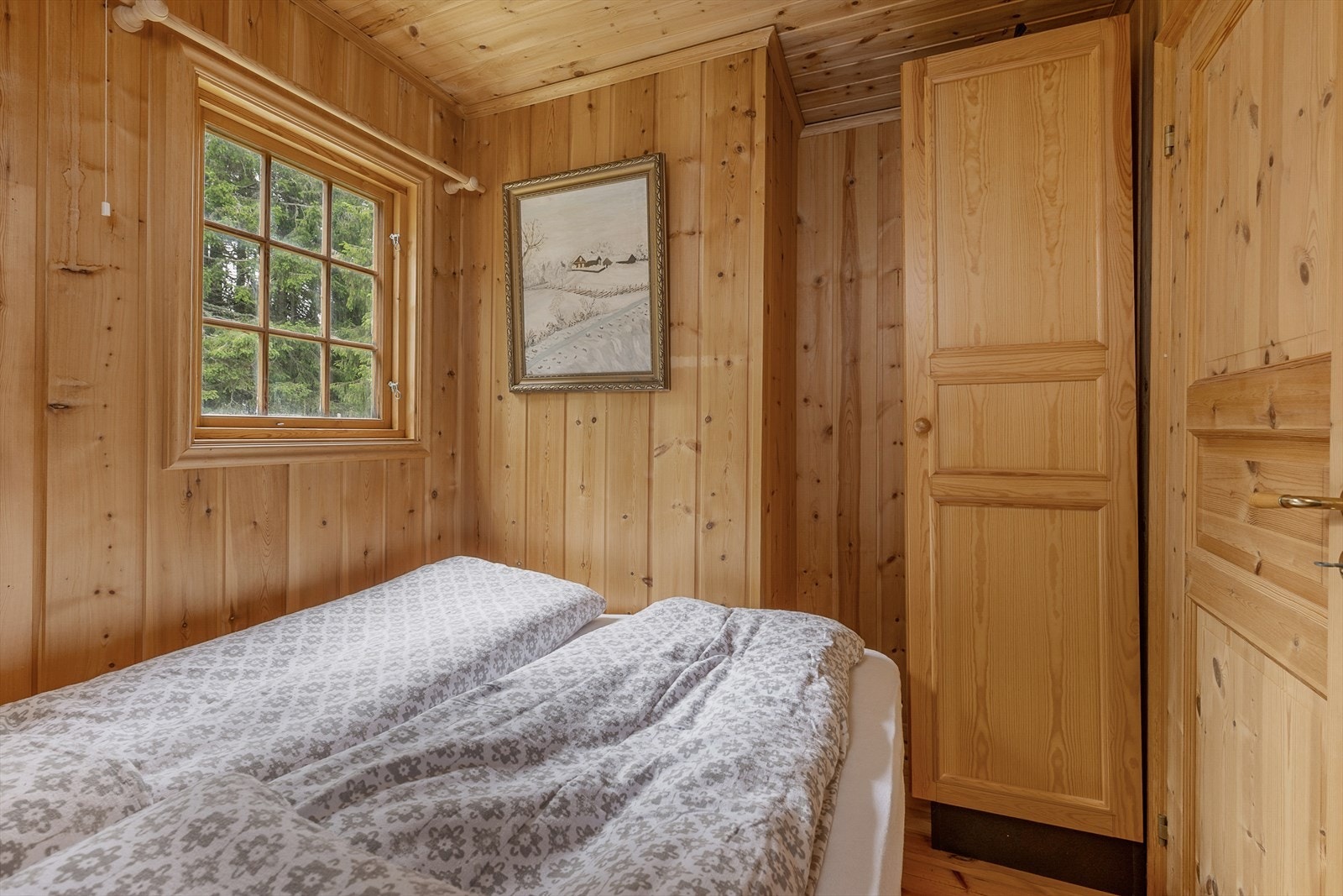 Soverom 2 har plass til en god seng samt oppbevaringsskap Galleribilde