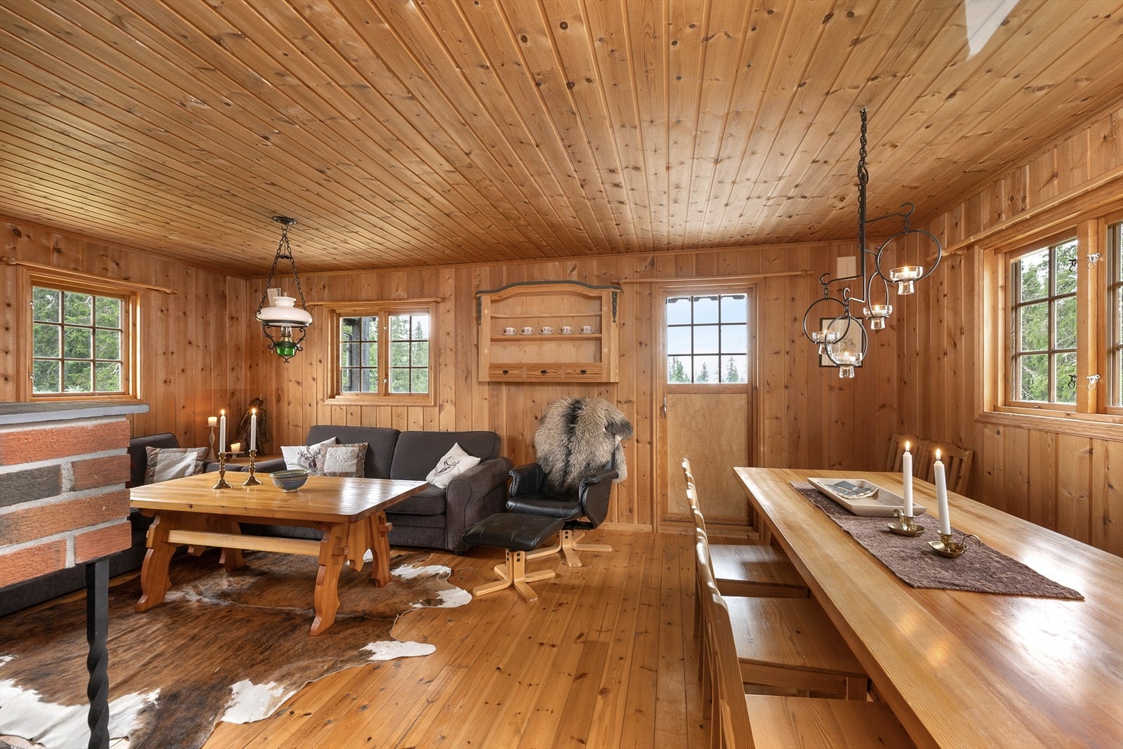 Åpen løsning mellom stue og spiseplass, perfekt for sosiale sammenkomster Galleribilde