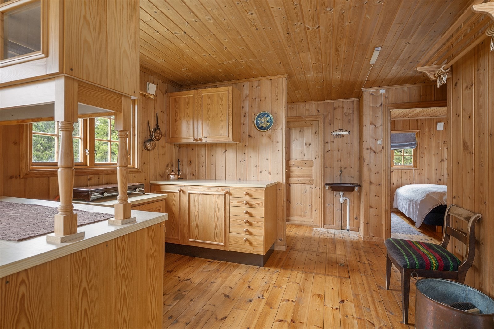 Fra kjøkkenet har har du tilgang fra alle soverommene i hytta Galleribilde