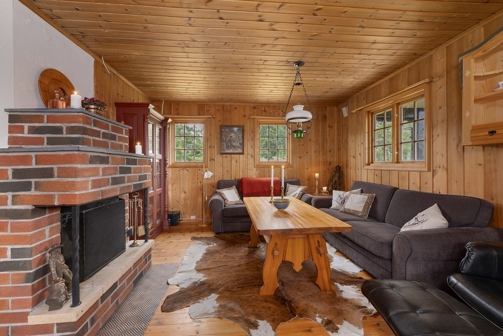 Sjarmerende stue med klassisk hyttestil og god sitteplass for hele familien Galleribilde