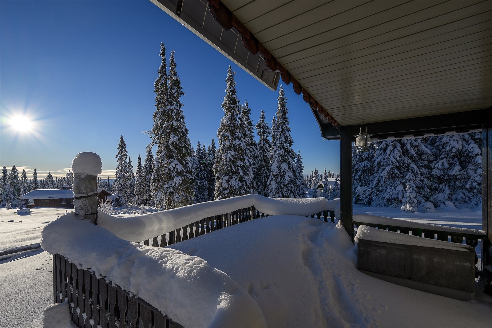 Terrassen er delvis overbygd og har gode solforhold Galleribilde