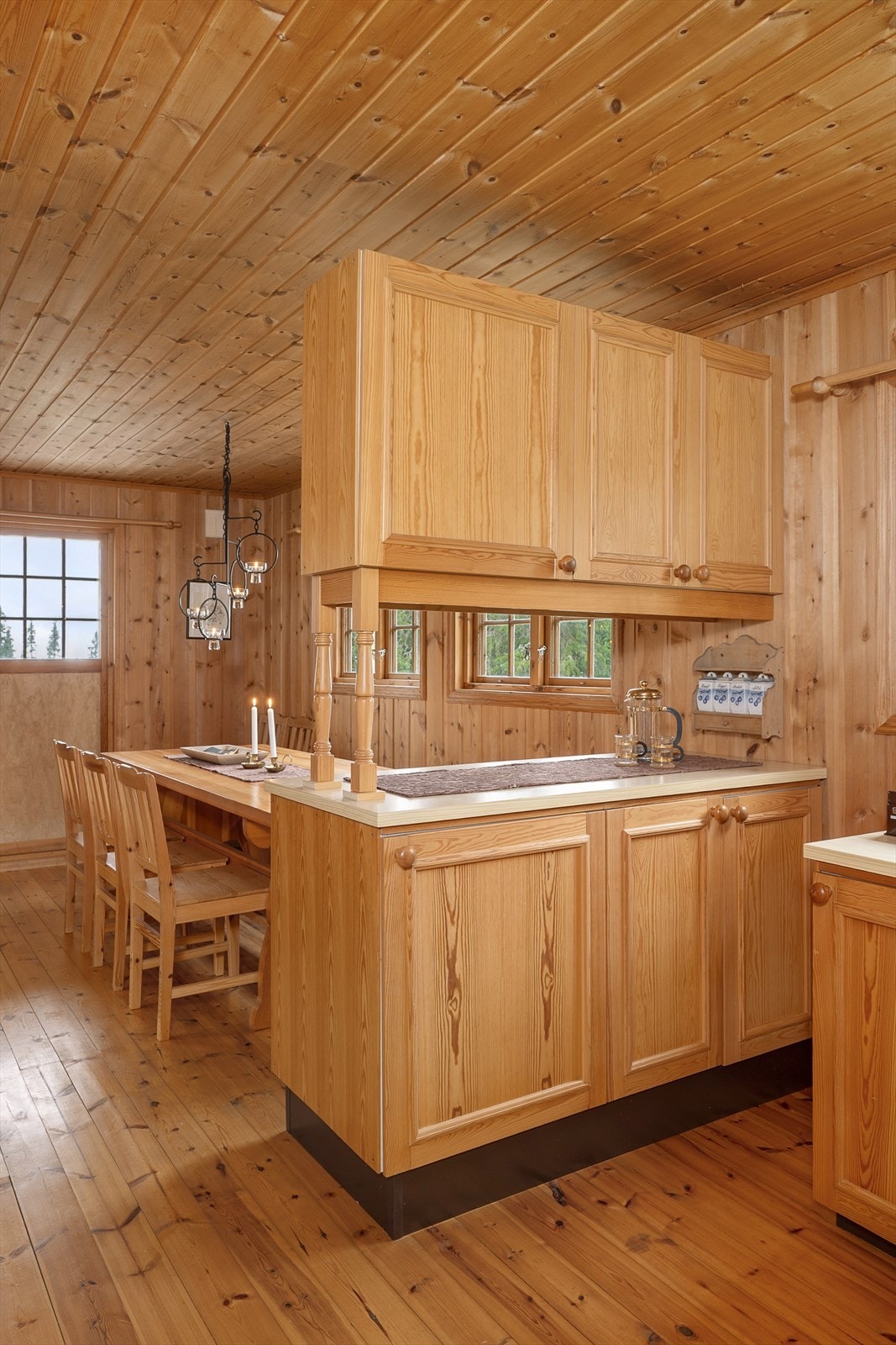 Kjøkkenet har god benkeplass og gode oppbevaringsmuligheter Galleribilde