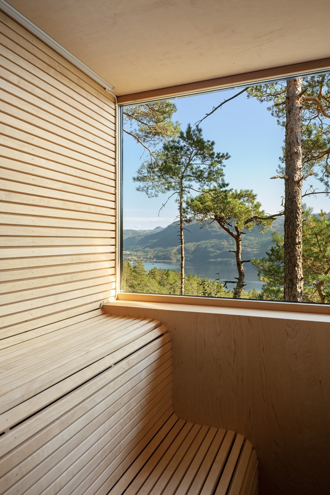 Også her nyter man naturen mot sjøen. Galleribilde