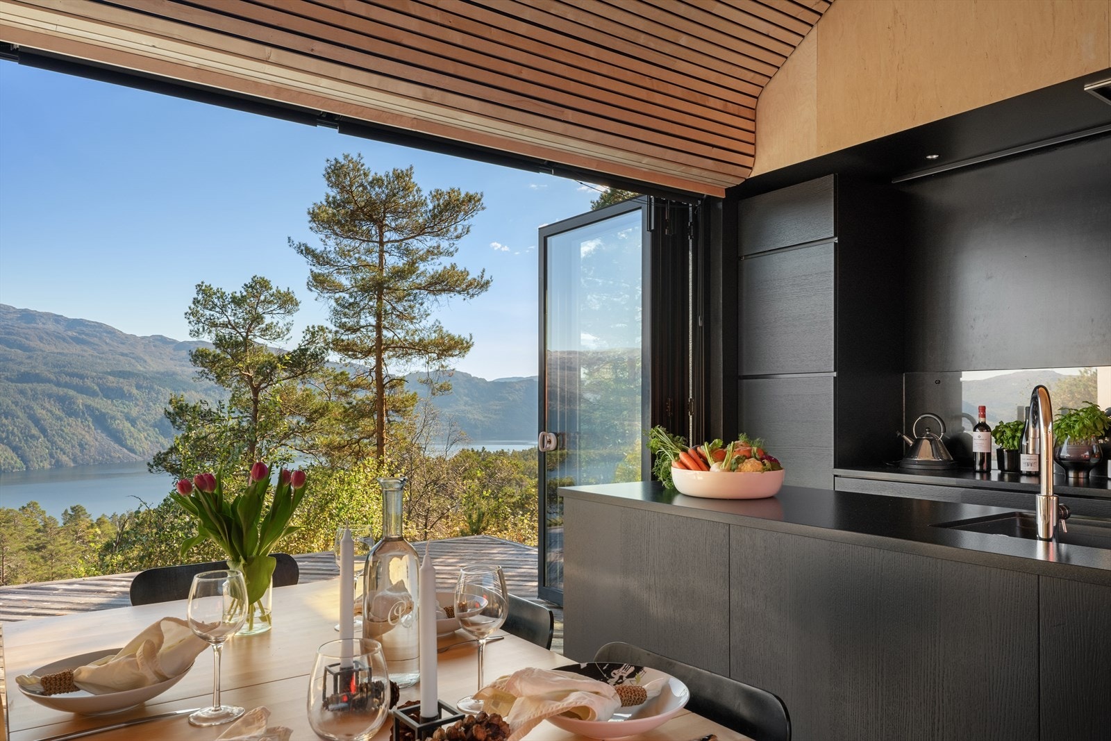 Lyse og åpne rom, store vinduer hvor man kan åpne fasaden mot utsikt og utearealene. Galleribilde