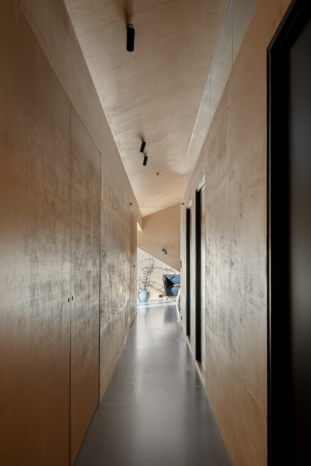 Hytten er bygget i vinkel. I denne sonen er det meget god skapplass langs hele veggen. Galleribilde