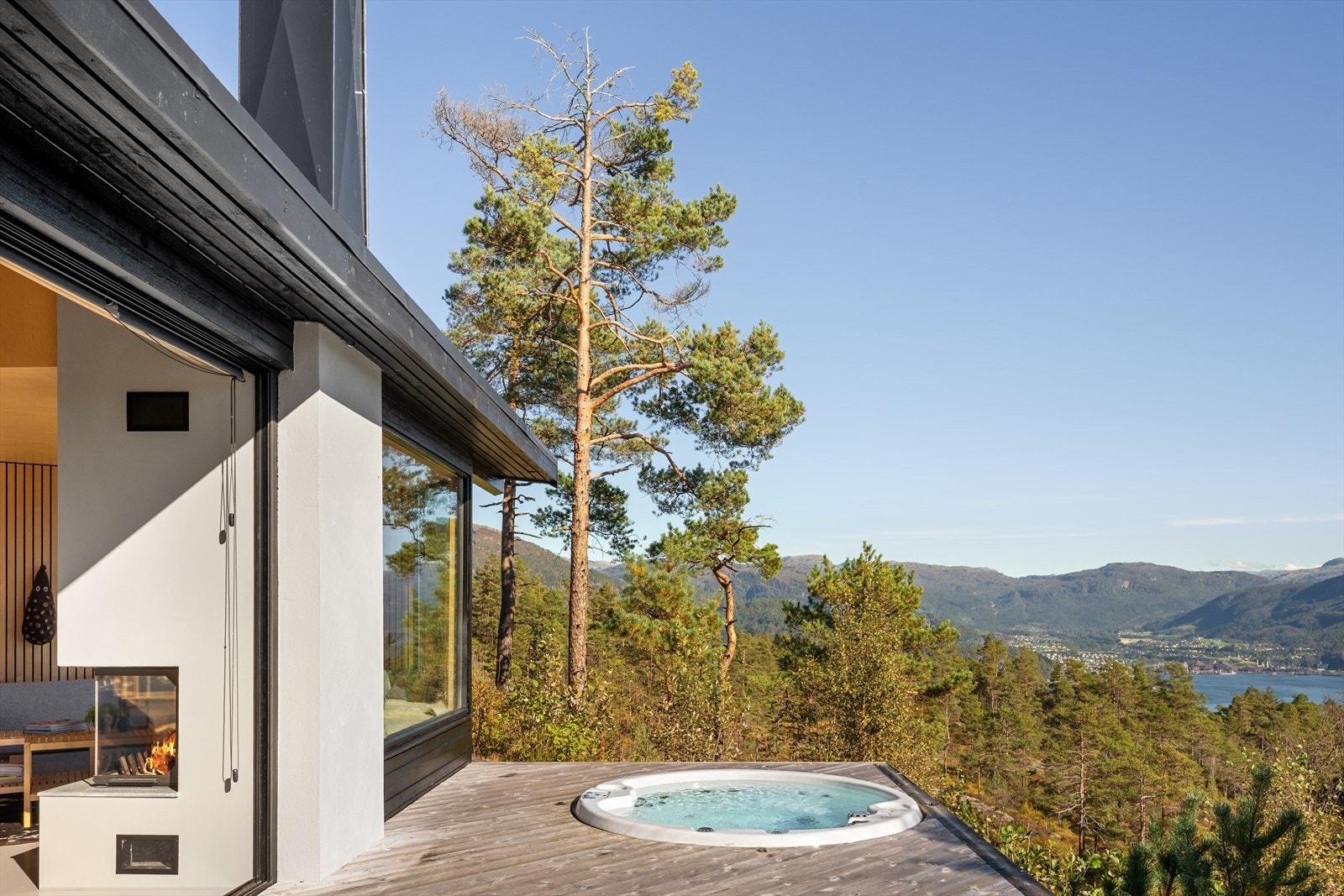 På terrasseflaten mot fjorden er det Integrert jacuzzi. Galleribilde