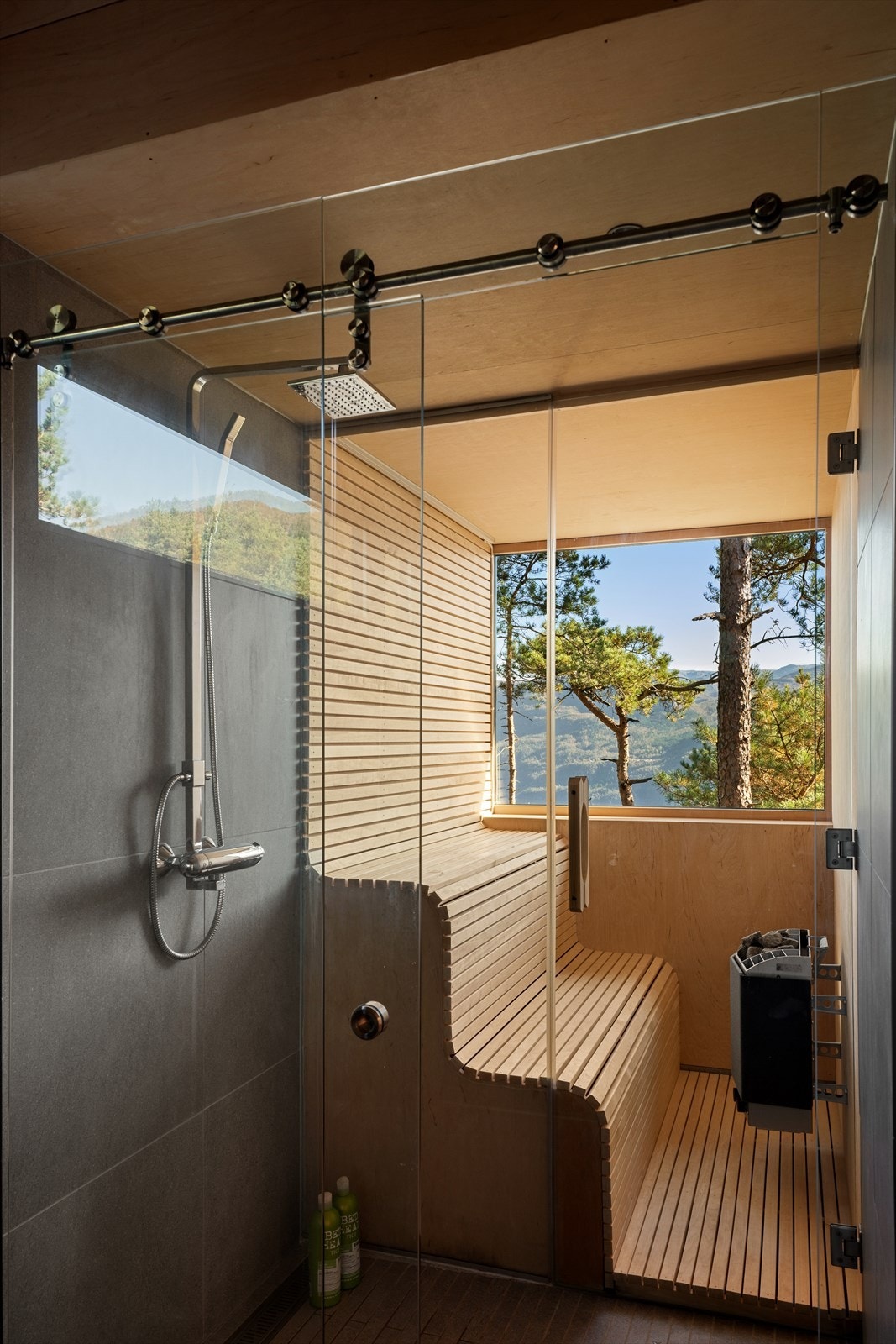 Videre kommer man til egen dusjsone før man kommer til en lekker badstue. Galleribilde