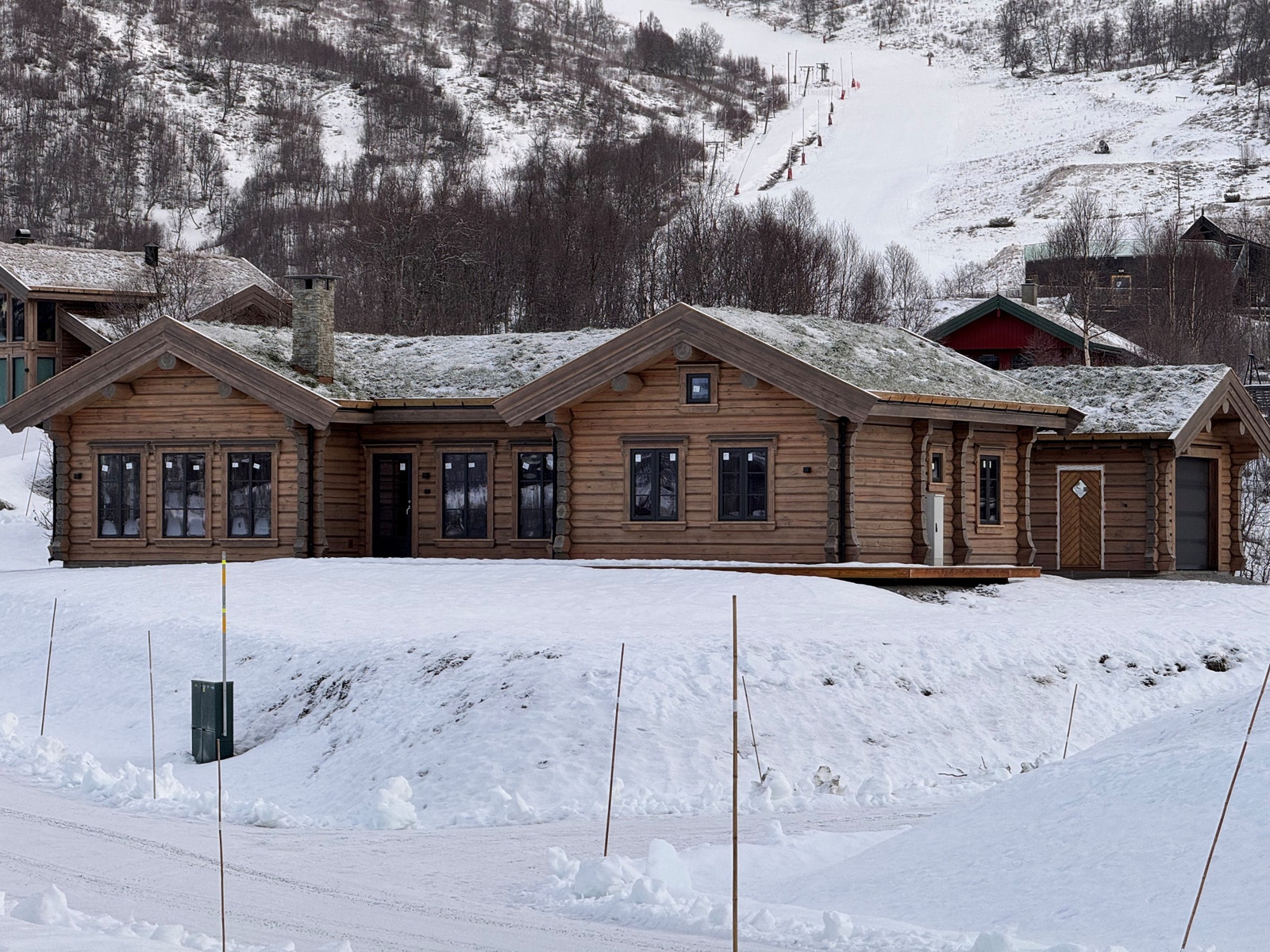 Utvendig fasade av den aktuelle eiendommen. Galleribilde