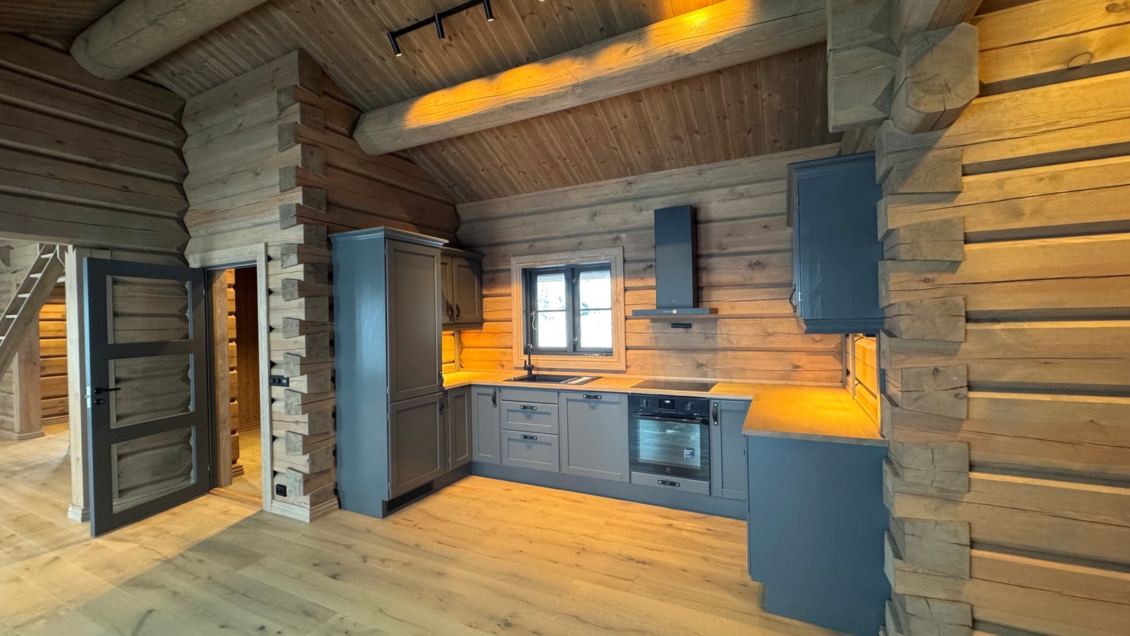 Kjøkkeninnredningen oppleves veldisponert, og er utstyrt med godt med skap- og benkeplass, vindu over benk gir deg gode arbeidsforhold og godt arbeidslys -Foto fra den aktuelle eiendommen. Galleribilde