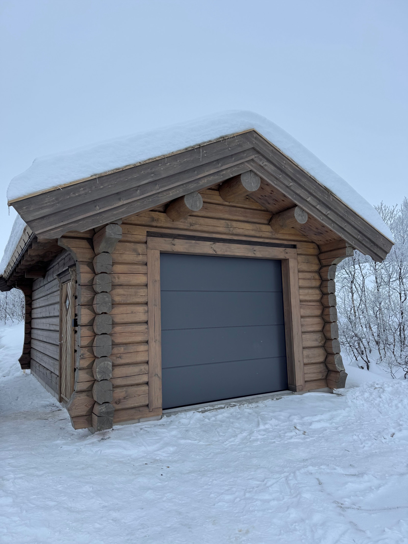 Garasjebygg på den aktuelle eiendommen. Galleribilde