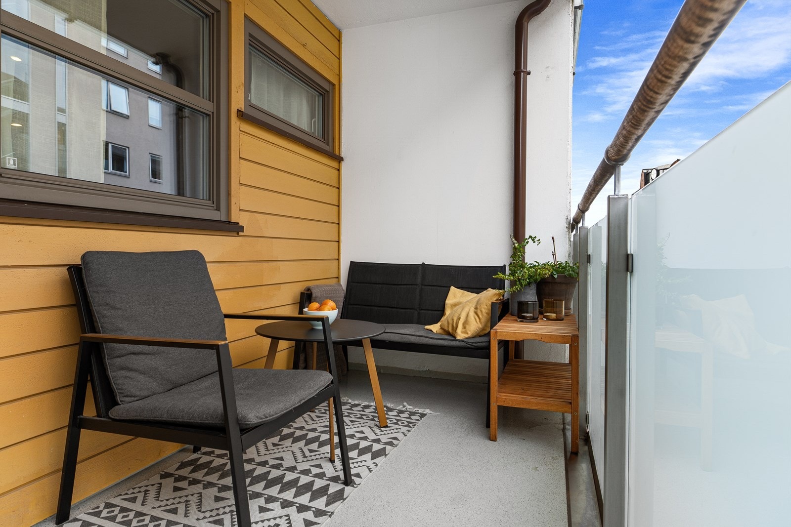 Plass til utemøblement og lov med grill (ikke kull). Galleribilde