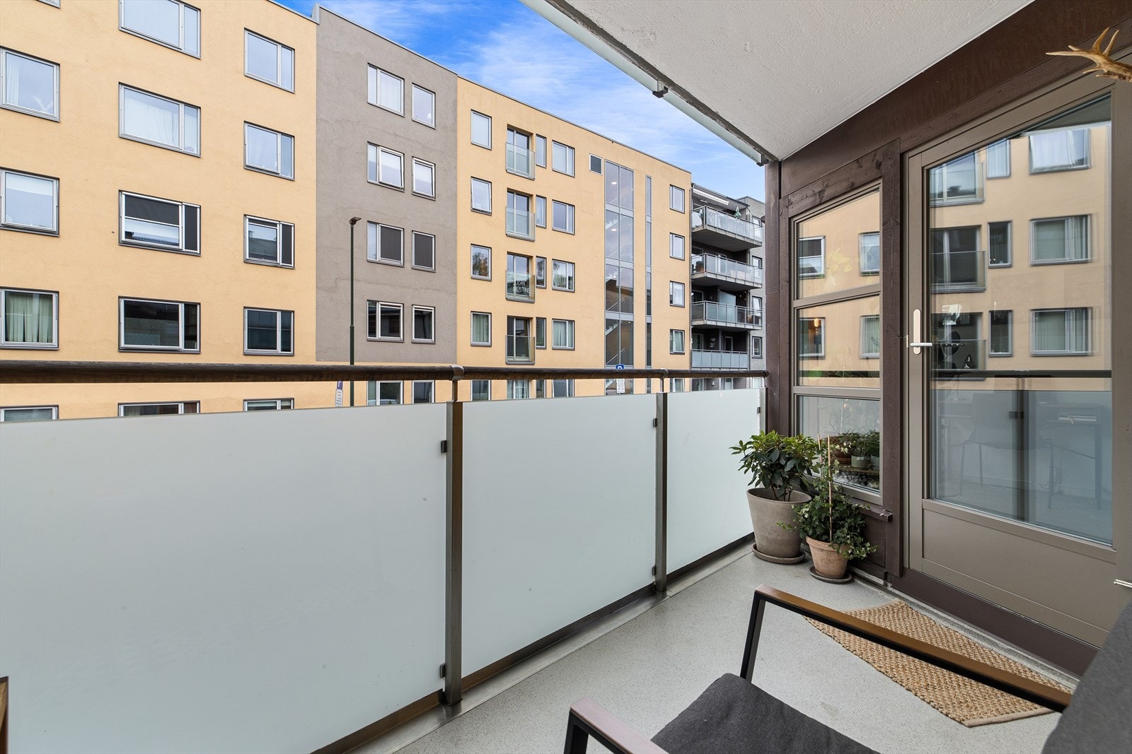 Leiligheten oppleves som en 2. etasje og alle vinduer i leiligheten vender denne vei. Galleribilde