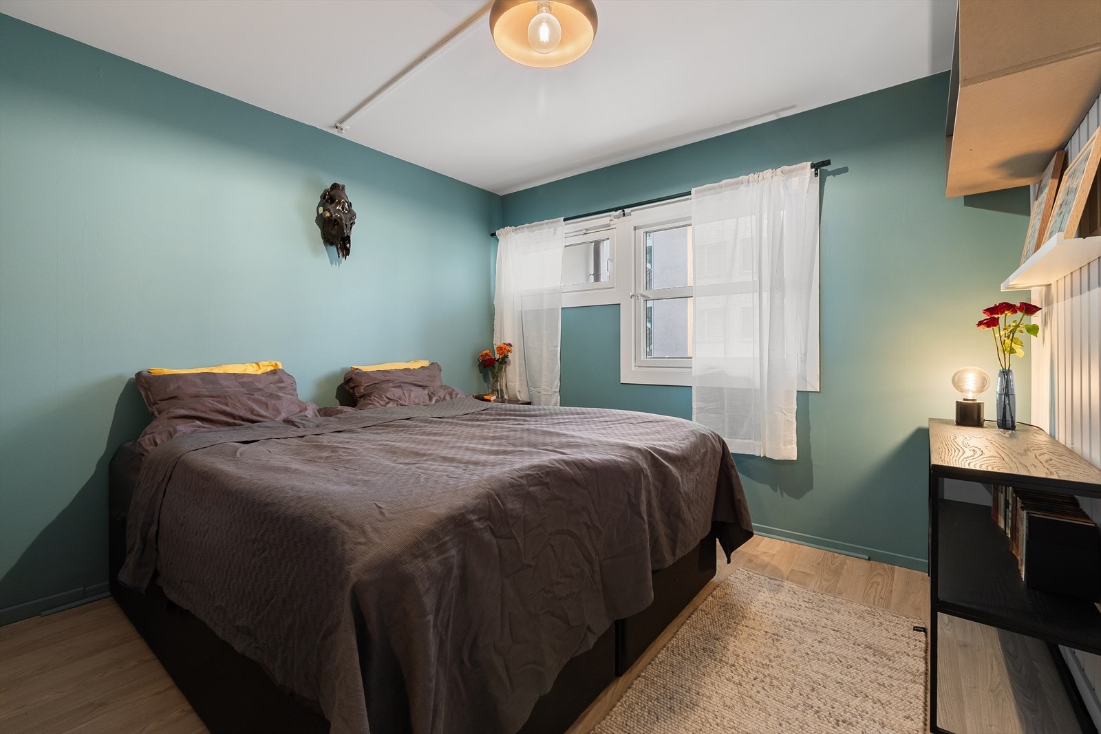 Romslig soverom med god plass til dobbeltseng. Galleribilde