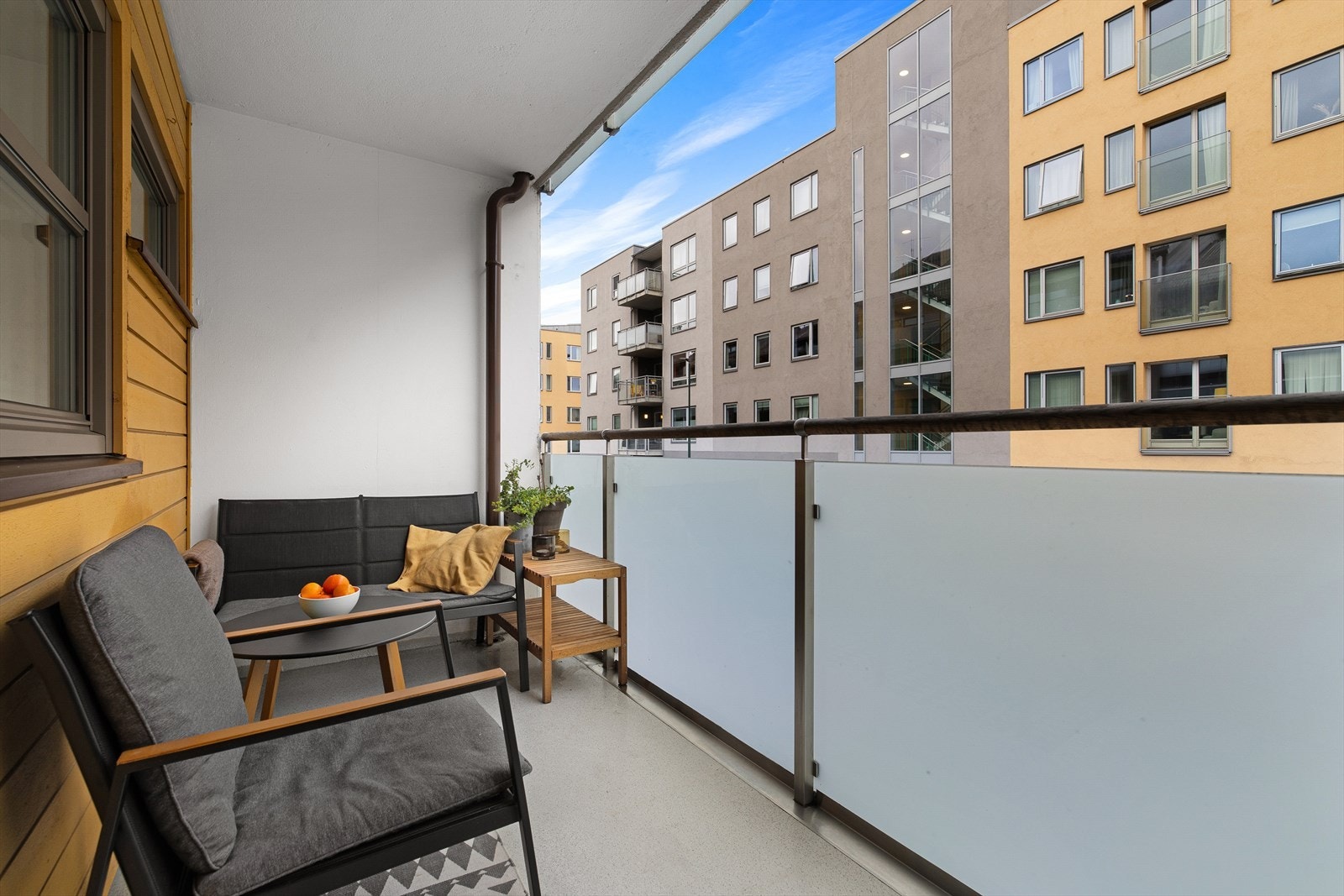 Utgang fra stue til nordvestvendt balkong på ca. 6 kvm. Galleribilde