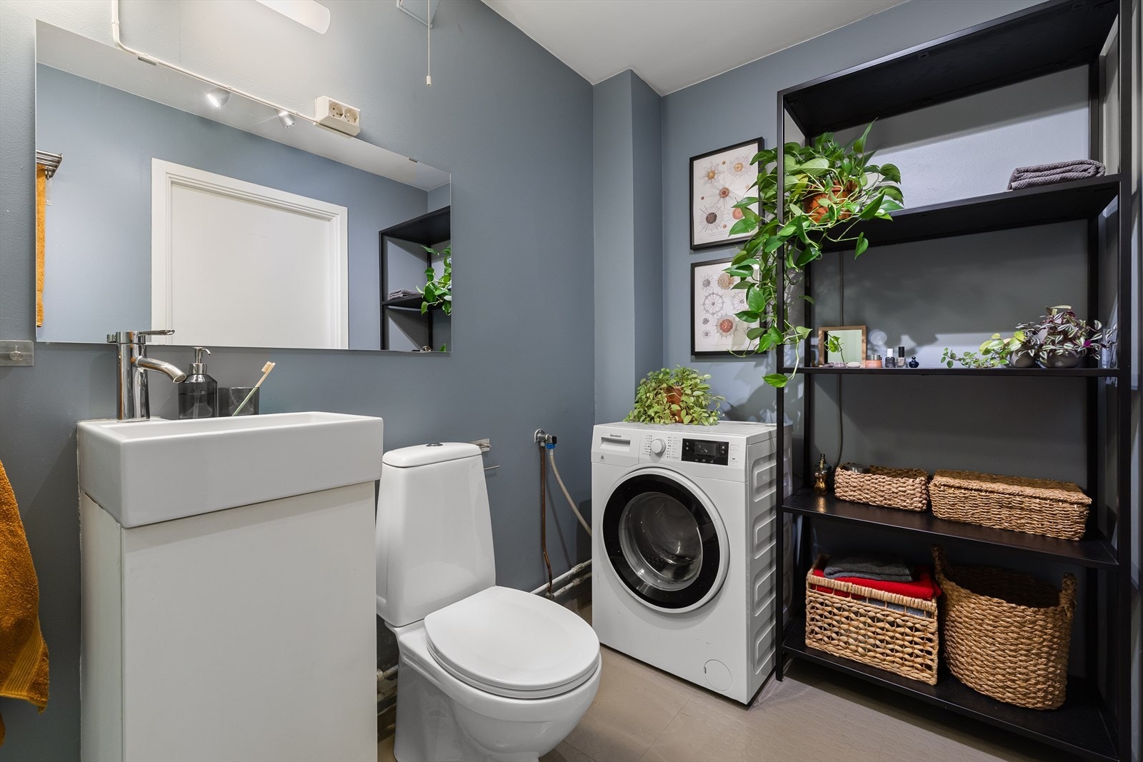 Godt med lagringsplass og mulighet for vaskemaskin og tørketrommel. Galleribilde