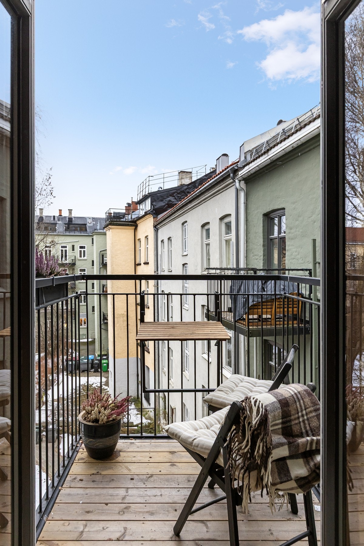 Balkong på ca. 2 kvm vendt ut mot lukket gårdsrom. Galleribilde