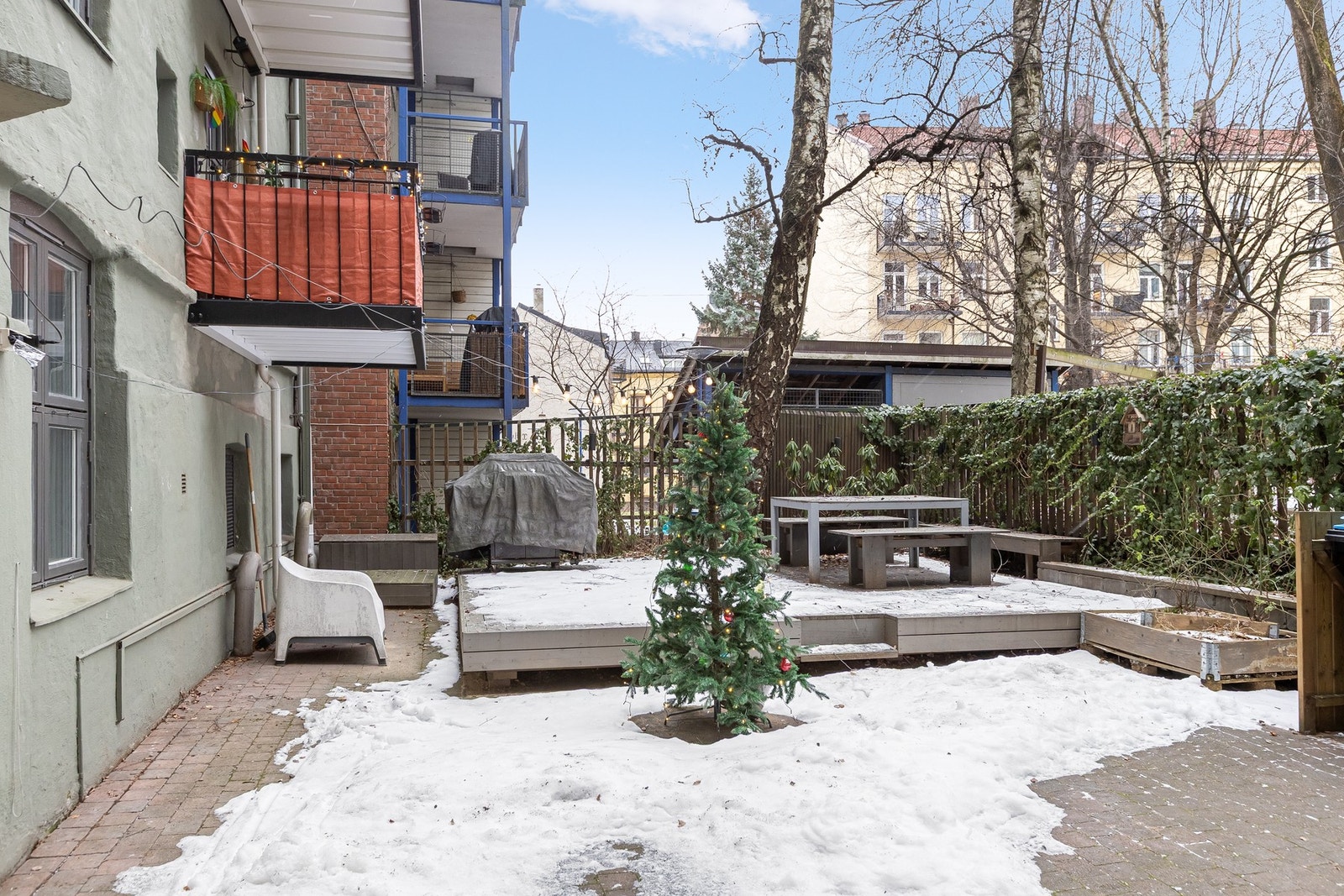 Bakgård. Galleribilde