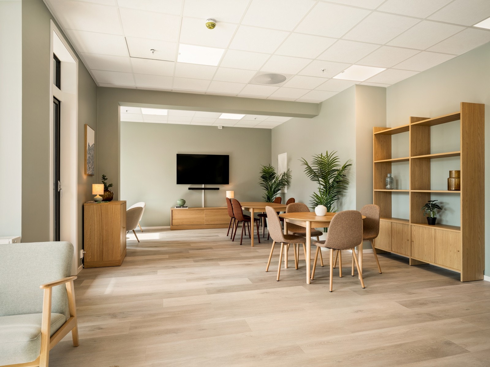 Fellesstue med kjøkken. Sosial møteplass men også areale som kan reserveres til private selskap. Galleribilde