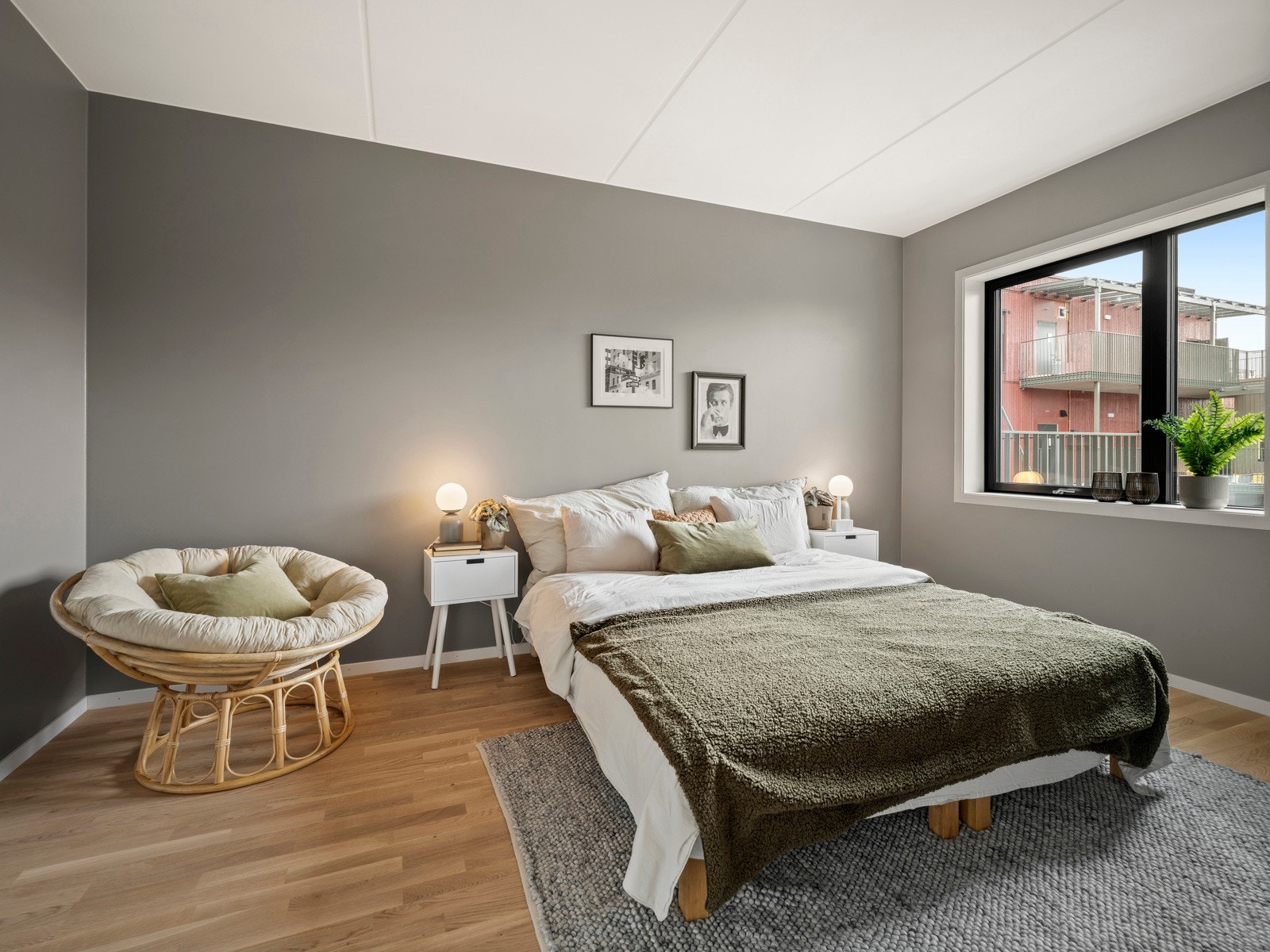 Leiligheten har to soverom, bildet viser hovedsoverom. Galleribilde