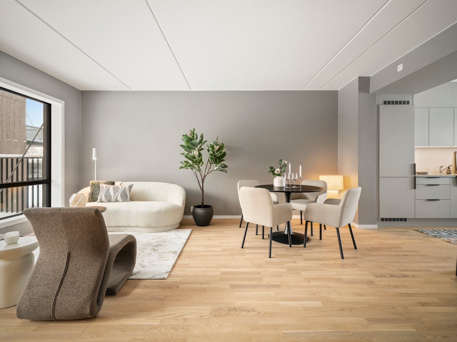 Leiligheten er oppgradert med gråmalte vegger og samme farge på kjøkkenfronter. Stuen har utgang til 12 kvm balkong. Galleribilde