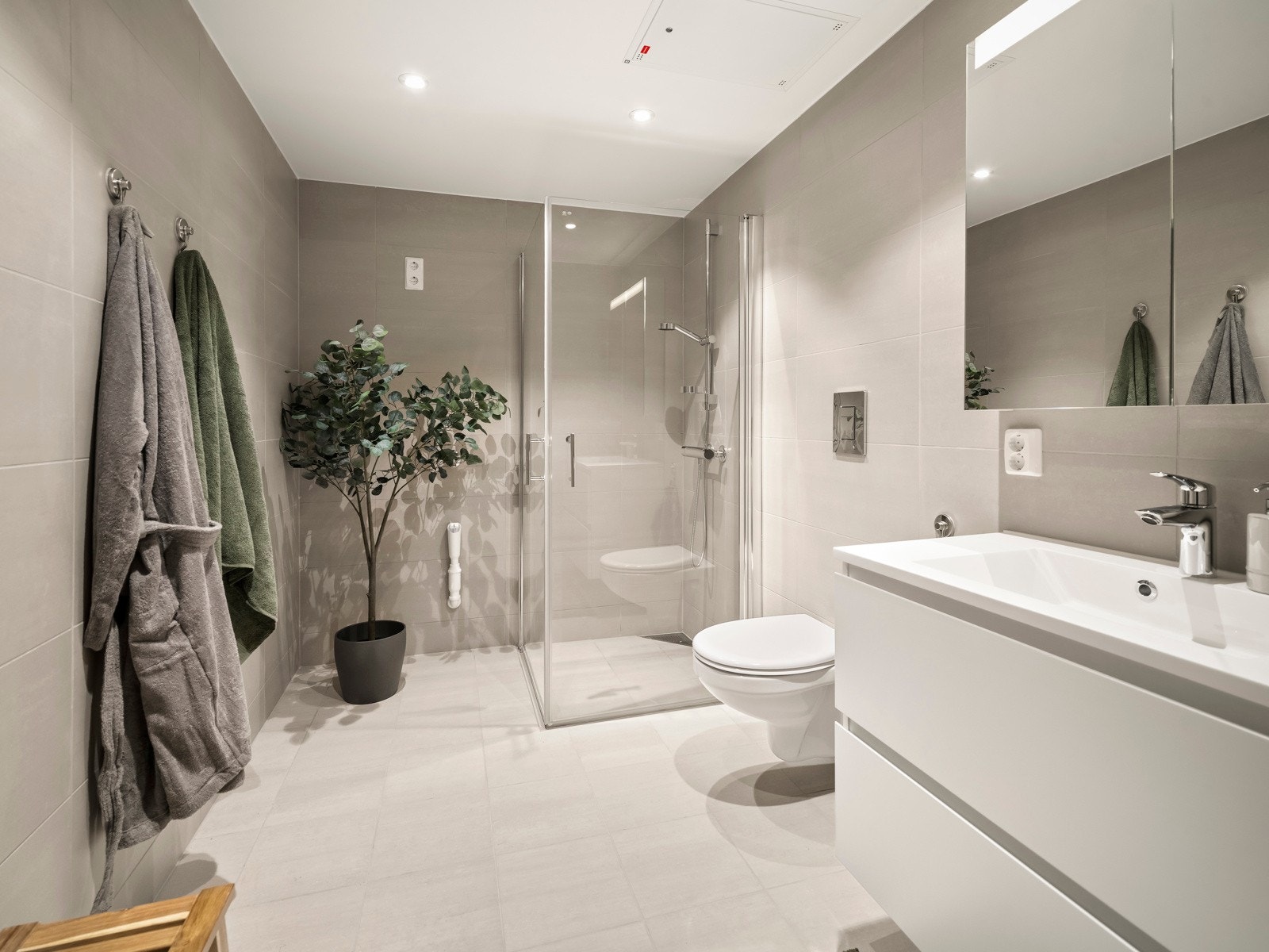 Delikat flislagt baderom med varme i gulv, og downlights i himling. Opplegg for vaskemaskin. Galleribilde