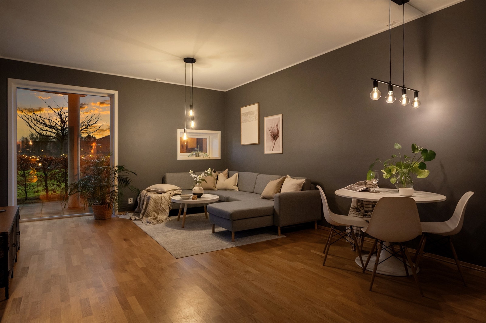 En moderne 3-roms fra 2015 i Brennhaugen brl. Boligen tilbyr bl.a heis i bygg, p-plass i garasjeanlegg, solrik uteplass samt balansert ventilasjon Galleribilde