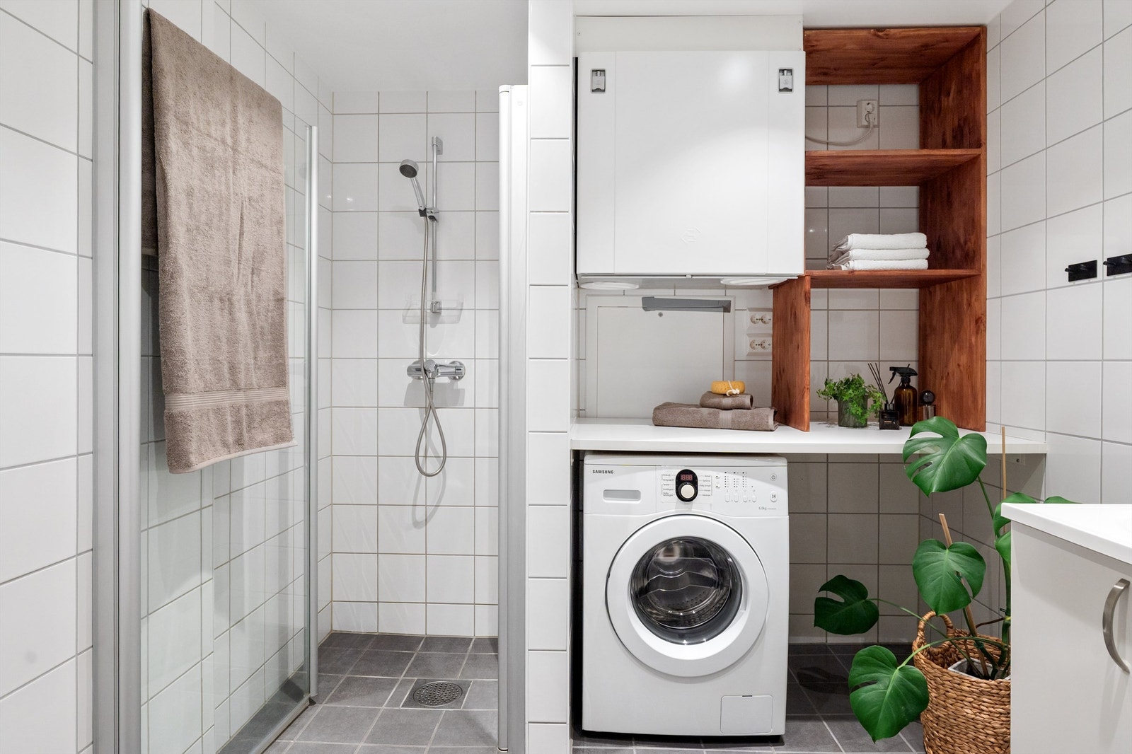 Praktisk bad med god plass til vaskemaskin og tørketrommel. Galleribilde
