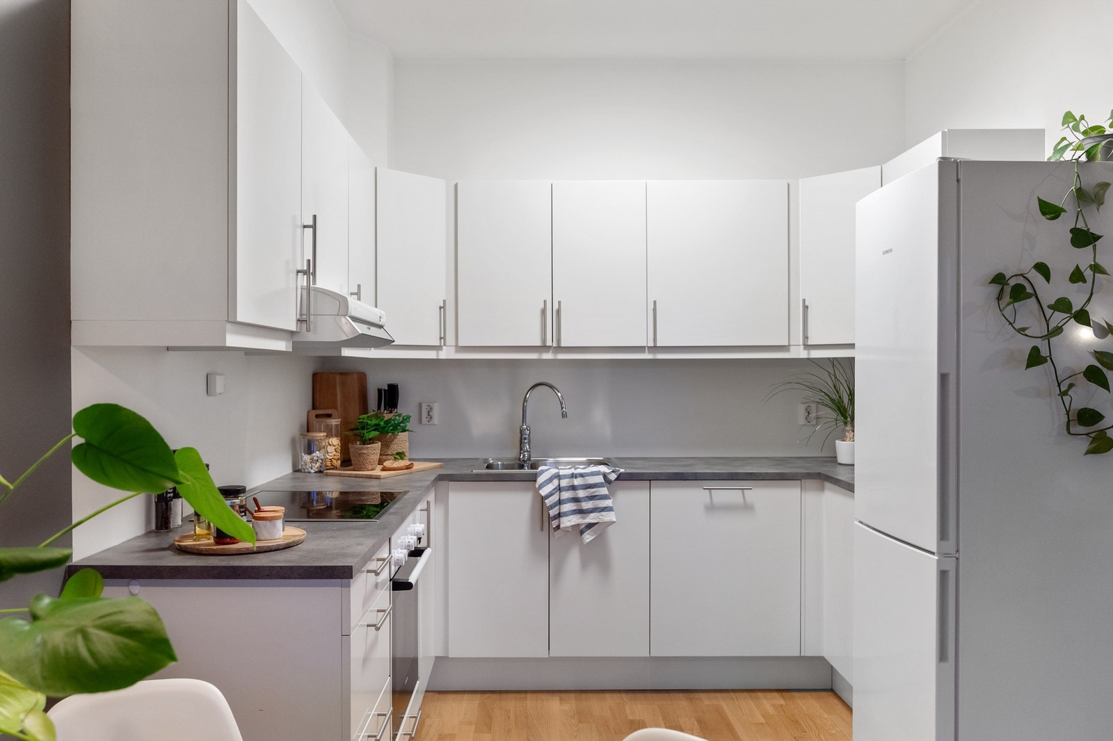 Romslig med mye benk- og skapplass som gjør matlagingen enkelt og trivelig Galleribilde