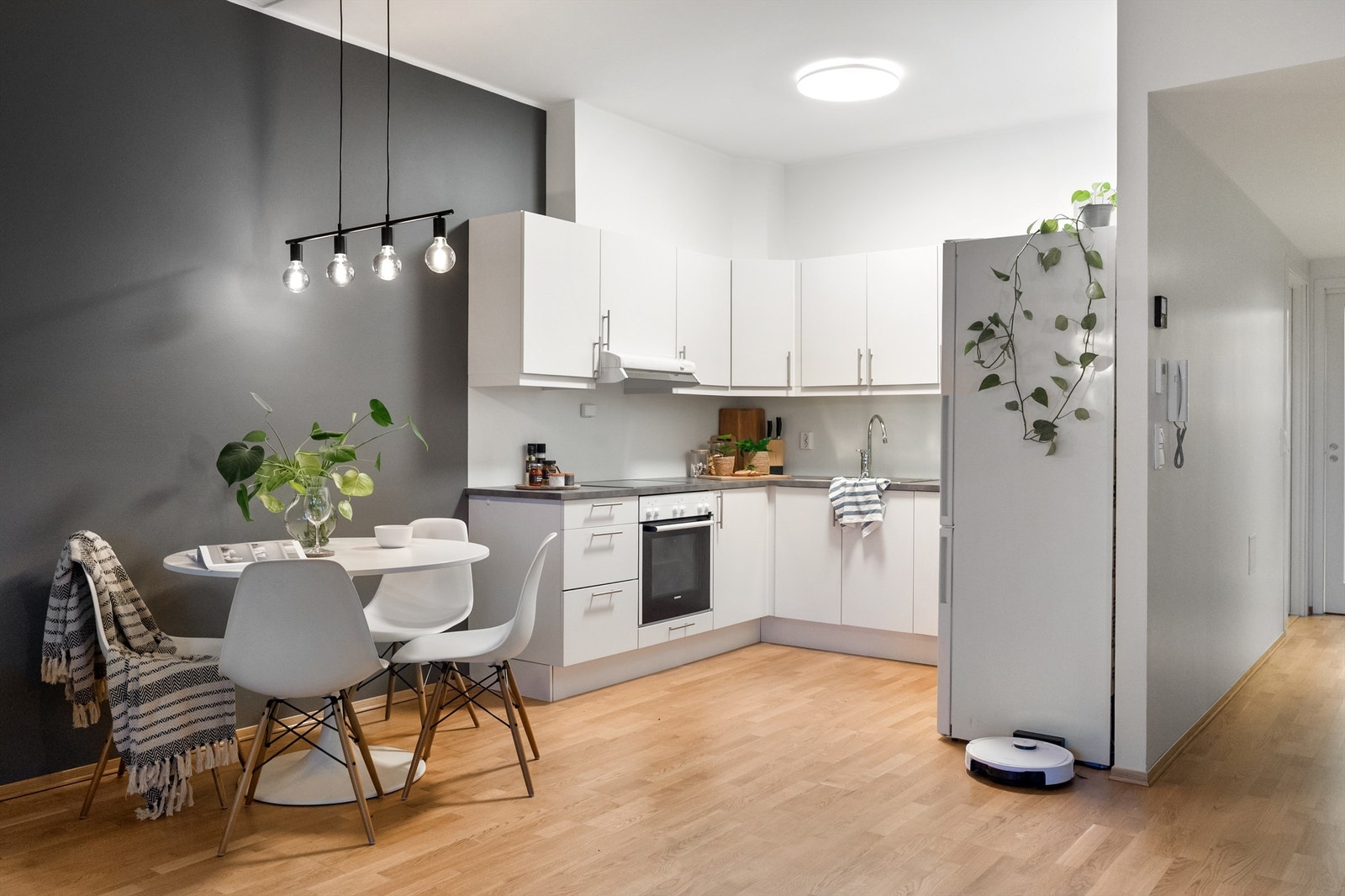 Nydelig og stilrent kjøkken som står i stil til boligens kvaliteter Galleribilde