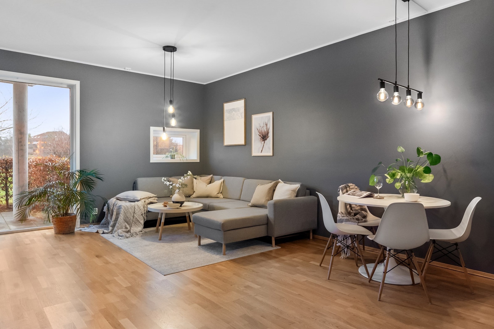 Stuen fremstår som lys og meget tiltalende med store vindusflater. Dette gir rikelig med naturlig lys og en luftig følelse Galleribilde