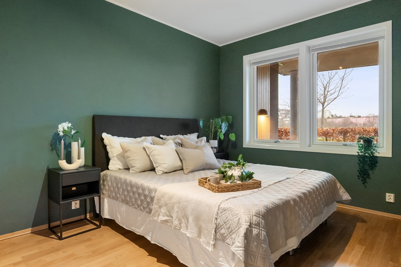 Meget pent hovedsoverom malt i nøytrale farger med god plass til både dobbeltseng og nattbord Galleribilde