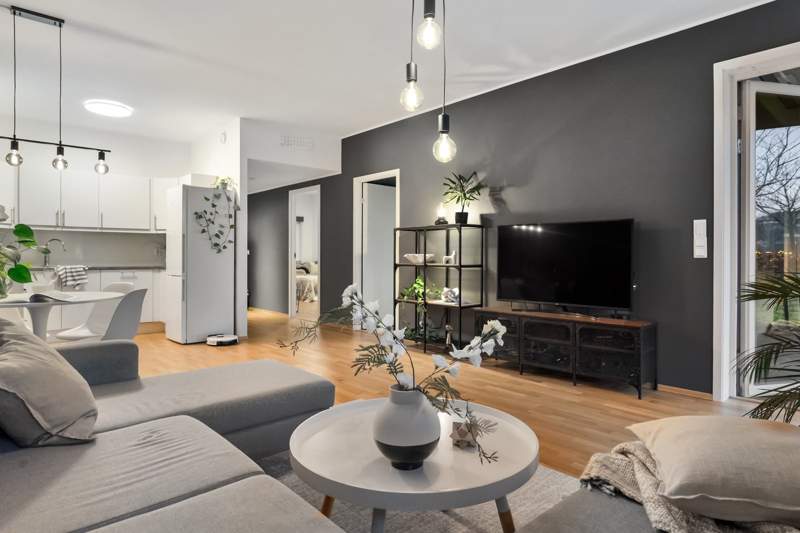 Stuen har en moderne, åpen løsning samt god takhøyde Galleribilde