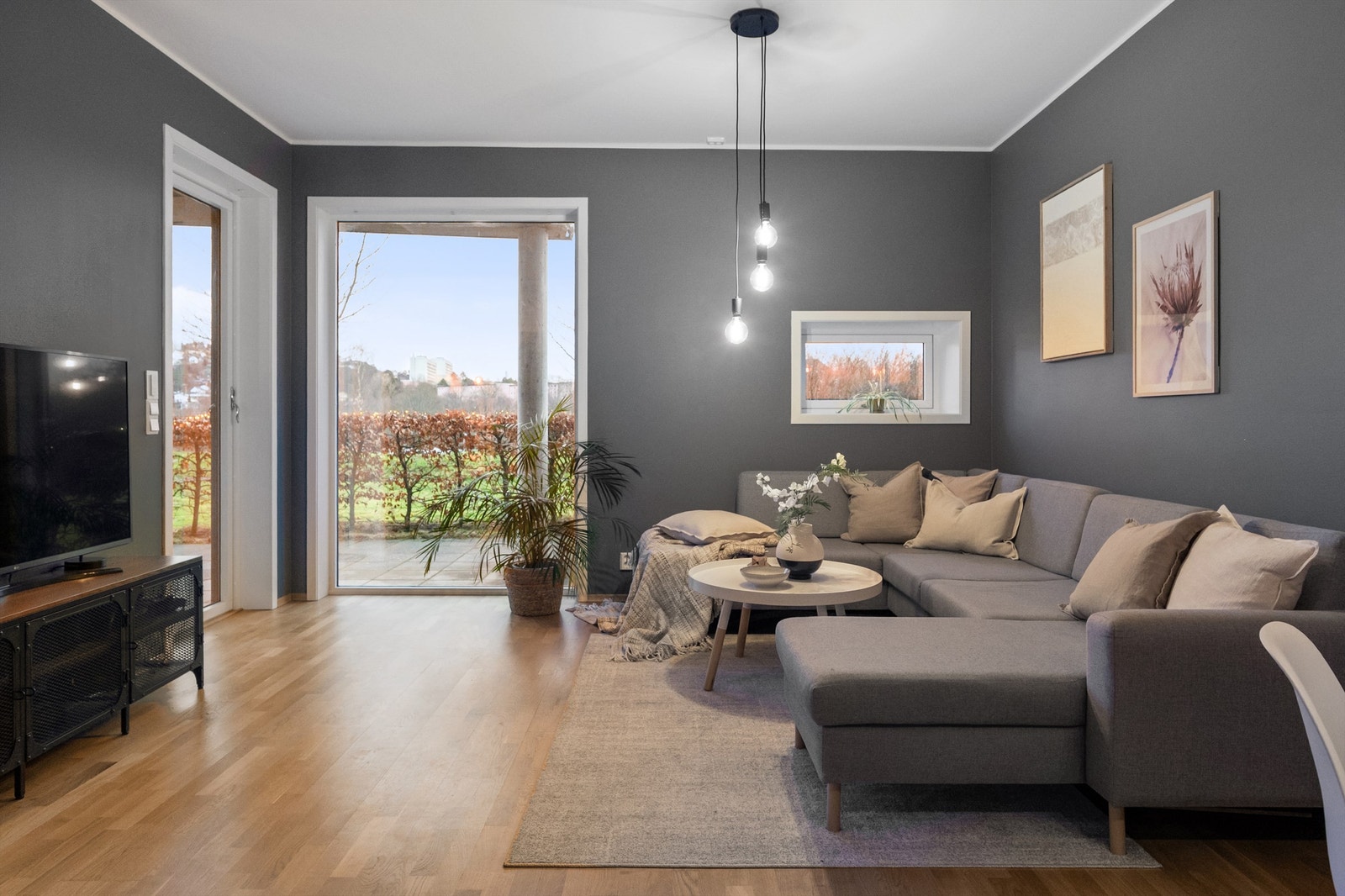 Utgang fra stue til sørvendt platting på ca. 17 m2. Galleribilde