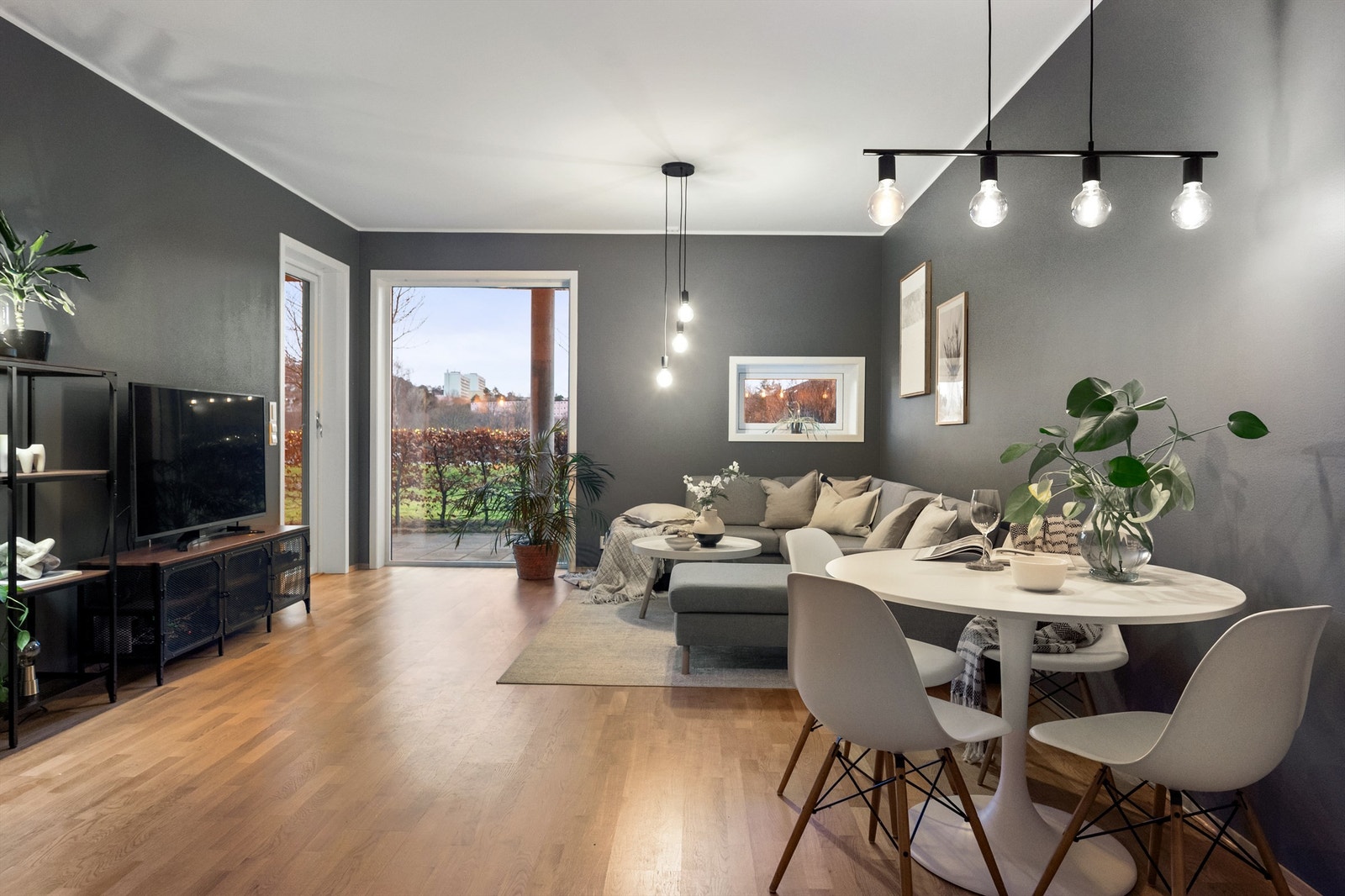 Leiligheten fra 2015 har gode kvaliteter med nydelig parkettgulv og slette, moderne vegger Galleribilde