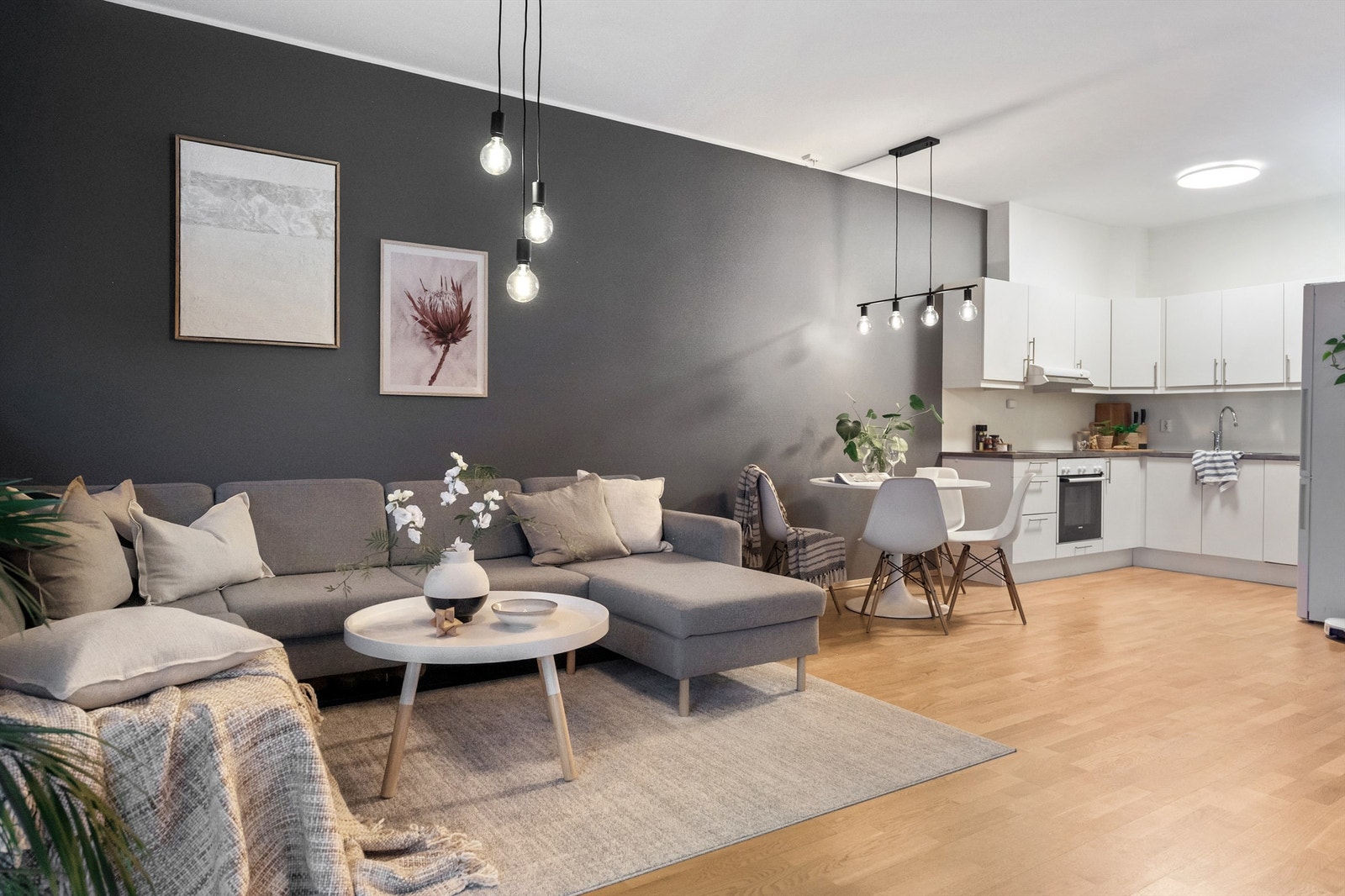 Stuen er meget romslig og har en praktisk utforming som bidrar til at man enkelt kan innrede med sofagruppe og spisebord i hver sin naturlige sone Galleribilde