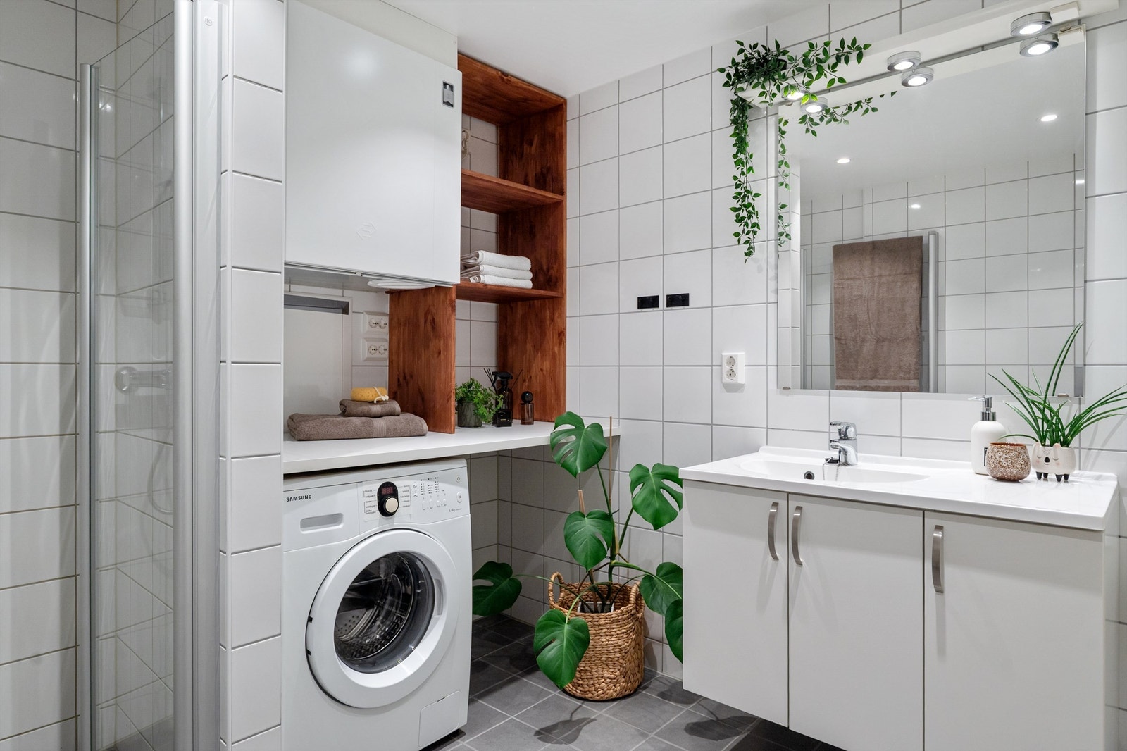 Et nydelig bad som står i stil til resten av boligens elegante kvaliteter Galleribilde