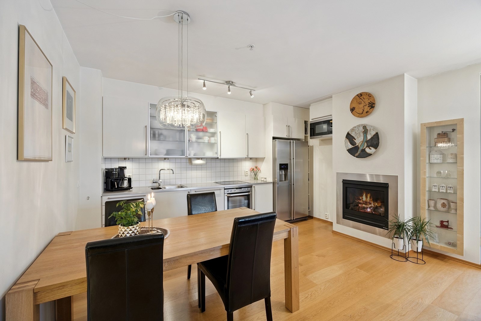 Den sosiale sonen forener stue og kjøkken, med en gasspeis som skaper en lun atmosfære samt utgang til balkong. Galleribilde