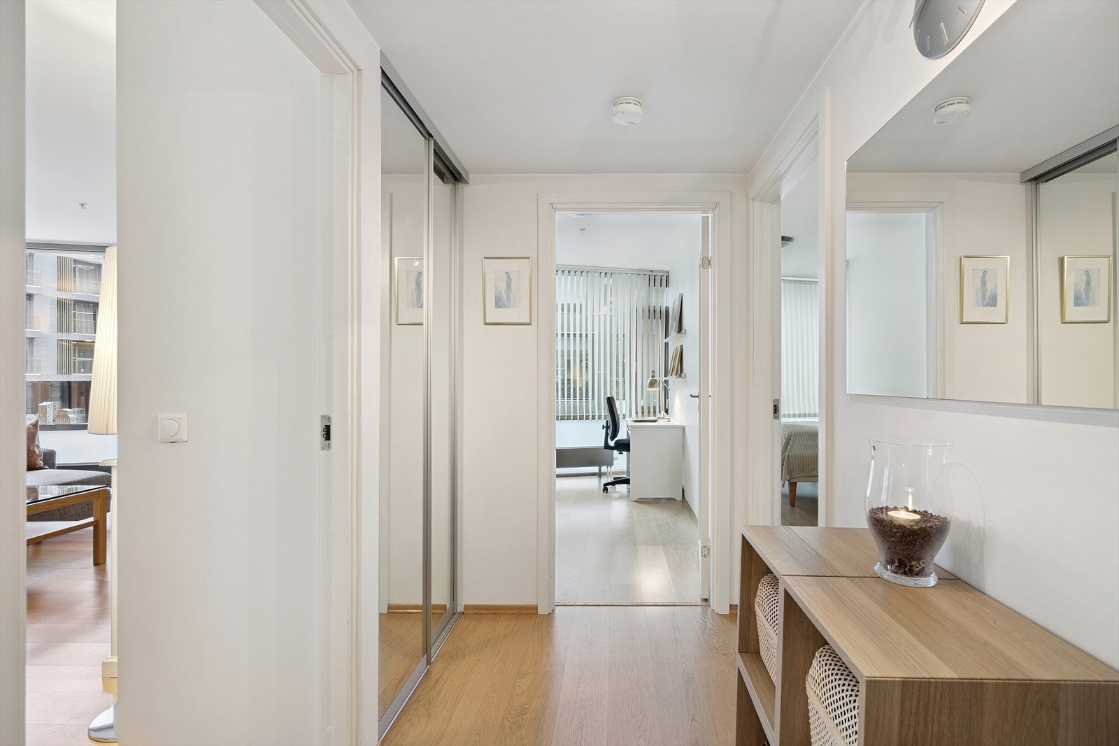 Fra gangen er det tilgang til et praktisk, separat omkledningsrom for ekstra lagringsplass. Galleribilde