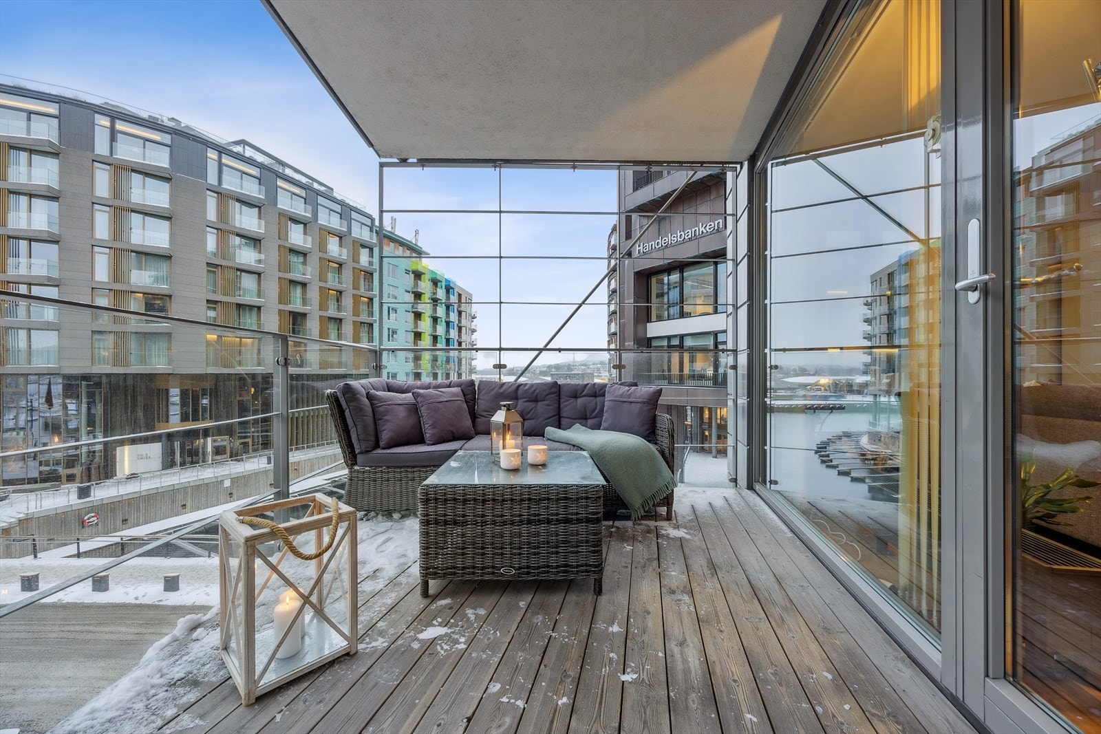 Fra stuen er det utgang til en sydvestvendt overbygget balkong på 9 kvvm. med utsikt mot og ut kanalen, begge veier. Galleribilde