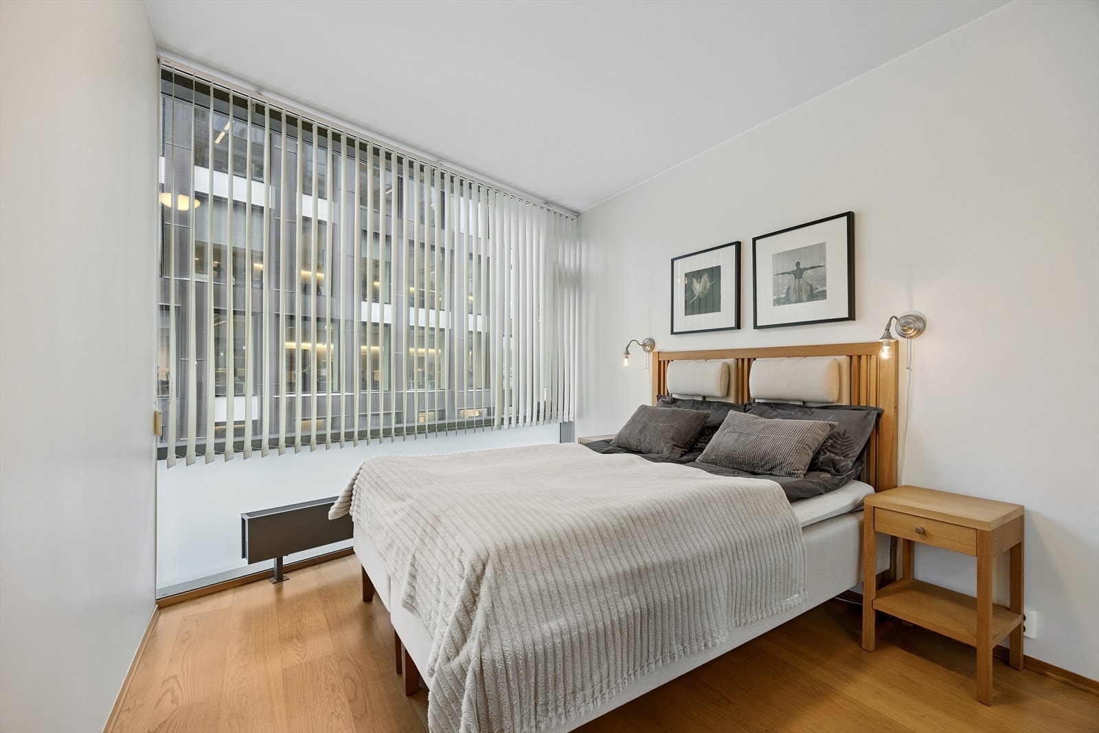 Rommet har malte glatte veggflater og store vinduer som gir godt med lys. Galleribilde