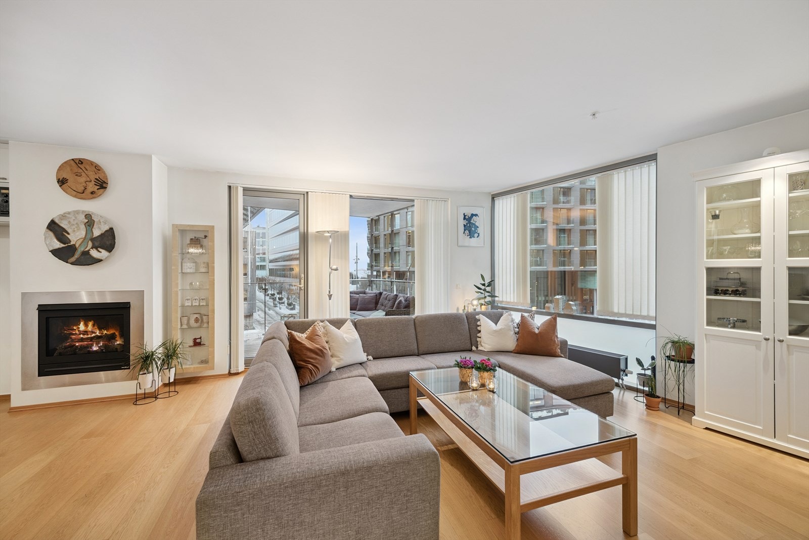 Den moderne gasspeisen er plassert sentralt i oppholdsrommet og gir ekstra varme. Galleribilde