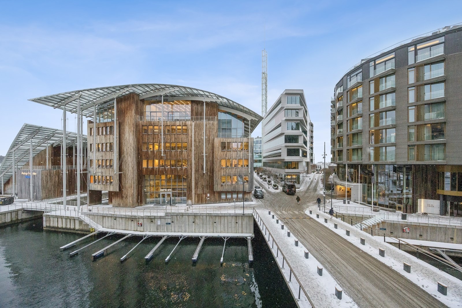 Fra balkongen ser du sjøen, kanalen, mot Astrup Fearnley Museet og The Thief hotel samt den unike arkitekturen i området.
Kulturtilbudet er førsteklasses, med gangavstand til Nasjonalmuseet og Nobel Fredssenter. Galleribilde