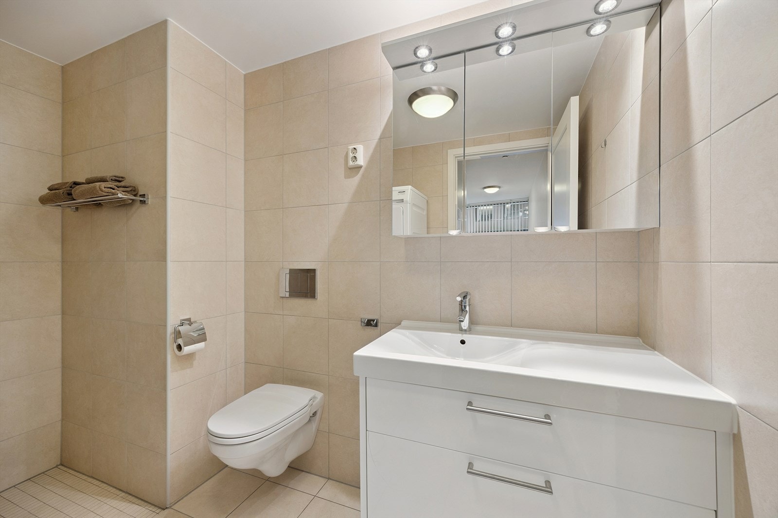 Begge badene har innfelte downlights i taket som gir god belysning. Galleribilde