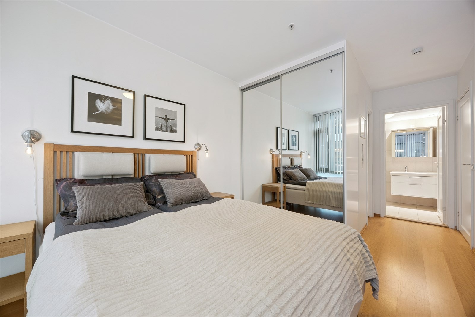 Hovedsoverommet har god plass og en skyvedørsgarderobe for optimal oppbevaring. Galleribilde